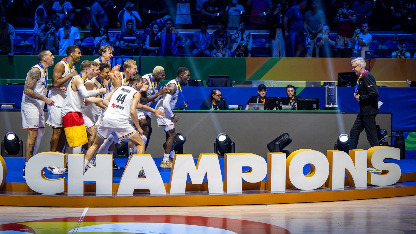 Deutschlands Basketballer sind erstmals Weltmeister. Das Team  gewann in Manila das Finale gegen Serbien mit 83:77. (Foto: IMAGO, camera4+)
