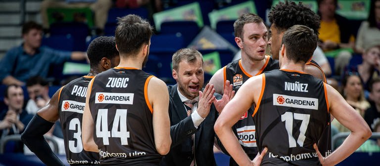 Anton Gavel, Trainer der Ulmer Basketballer, mit einigen seiner Spieler (Foto: IMAGO, camera4+)