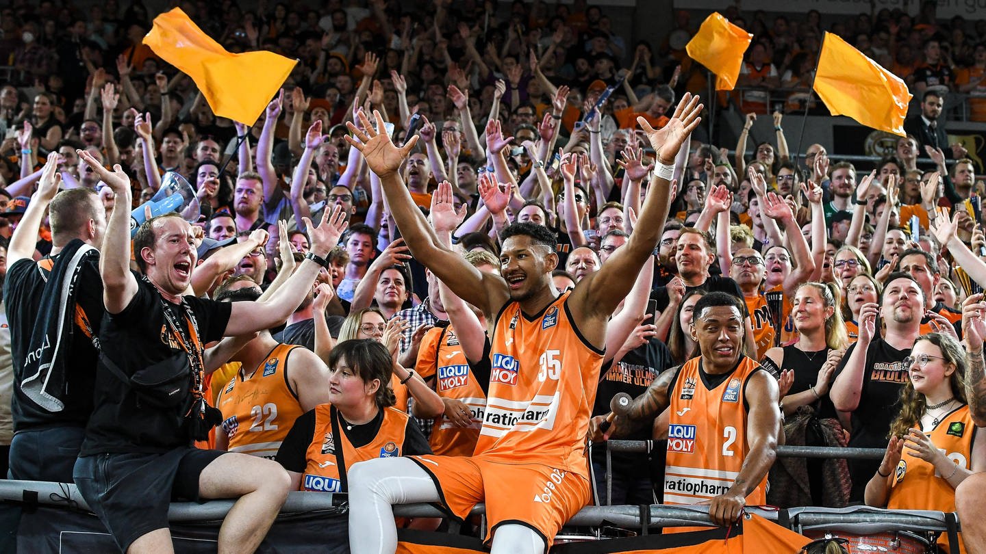 Ulmer Basketballer feiern mit ihren Fans den Finaleinzug. (Foto: IMAGO, Nordphoto)
