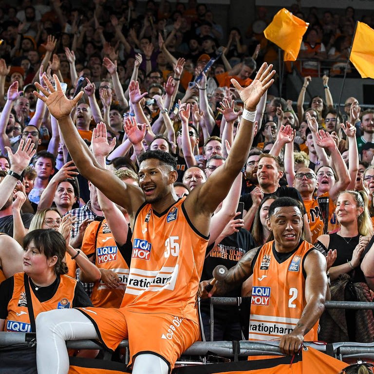 Ulmer Basketballer feiern mit ihren Fans den Finaleinzug. (Foto: IMAGO, Nordphoto)