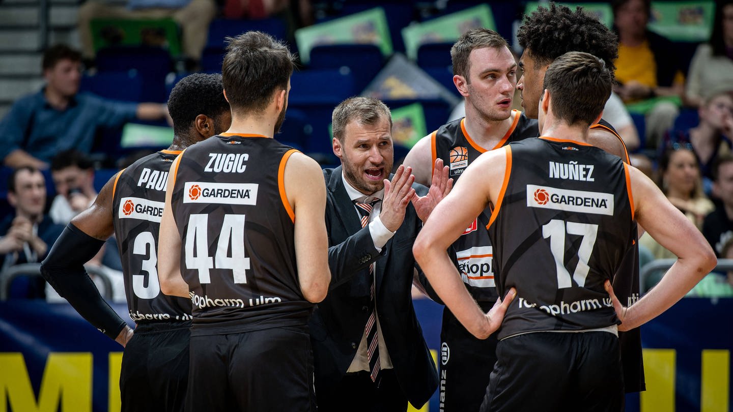 Anton Gavel, Trainer der Ulmer Basketballer, mit einigen seiner Spieler (Foto: IMAGO, camera4+)