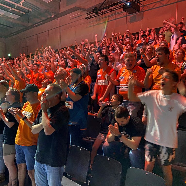 Großer Jubel: Ulmer Basketballfans freuen sich über den fulminanten 79:73-Sieg ihres Teams beim ersten Finalspiel um die Deutsche Meisterschaft in Bonn (Foto: SWR, SWR, Peter Köpple)