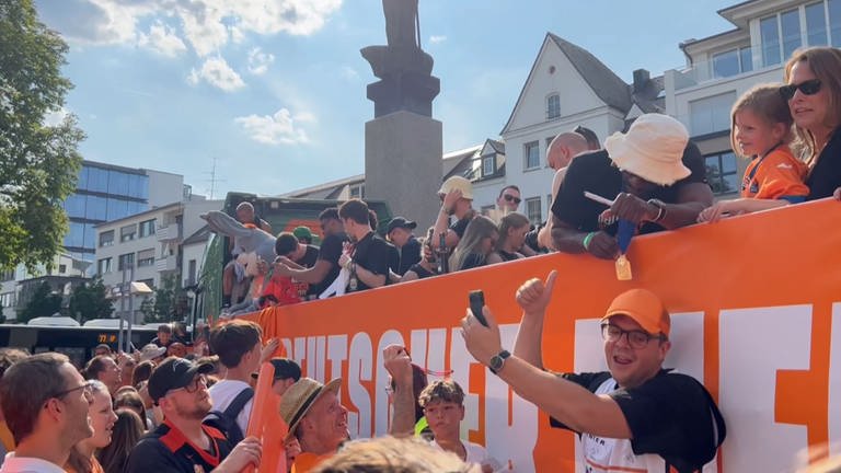 Während der Fahrt waren bei den Anhängern der Ulmer Basketballer Selfies und Autogramme heiß begehrt - die Profis kamen diesen Wünschen gerne nach  (Foto: picture-alliance / Reportdienste, Picture Alliance)