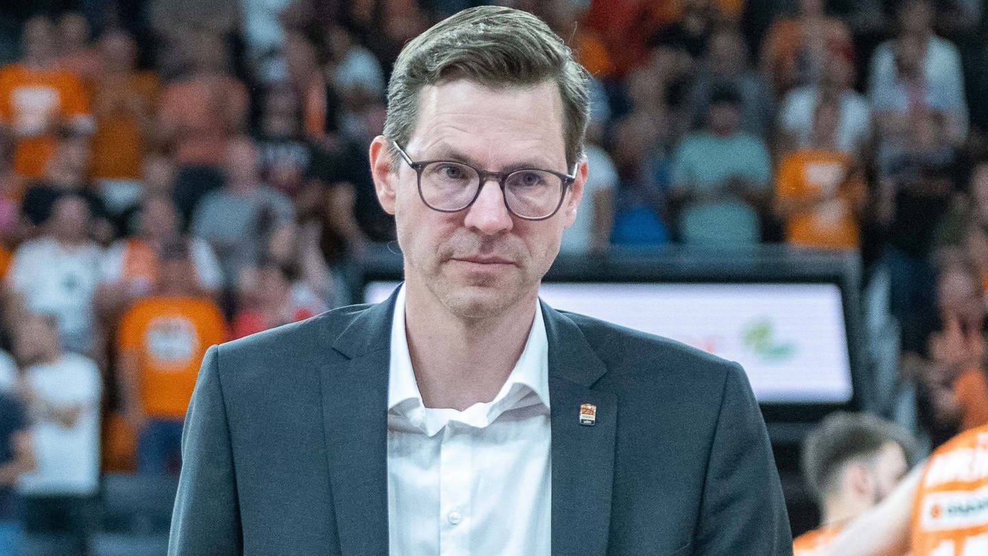 Thorsten Leibenath, Geschäftsführer ratiopharm Ulm mit Spielern im Hintergrund (Foto: IMAGO, Eibner)