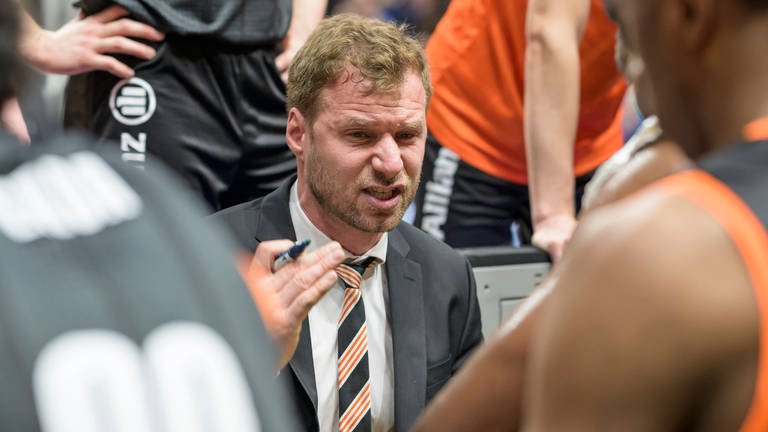 Der Ulmer Trainer Anton Gavel berät sich mit seinen Spielern in einer Auszeit.
