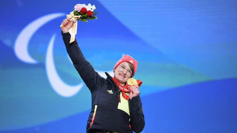 Anna-Lena Forster bejubelt ihre Goldmedaille im Slalom bei den Paralympics in Peking. (Foto: IMAGO, IMAGO/Xinhua)