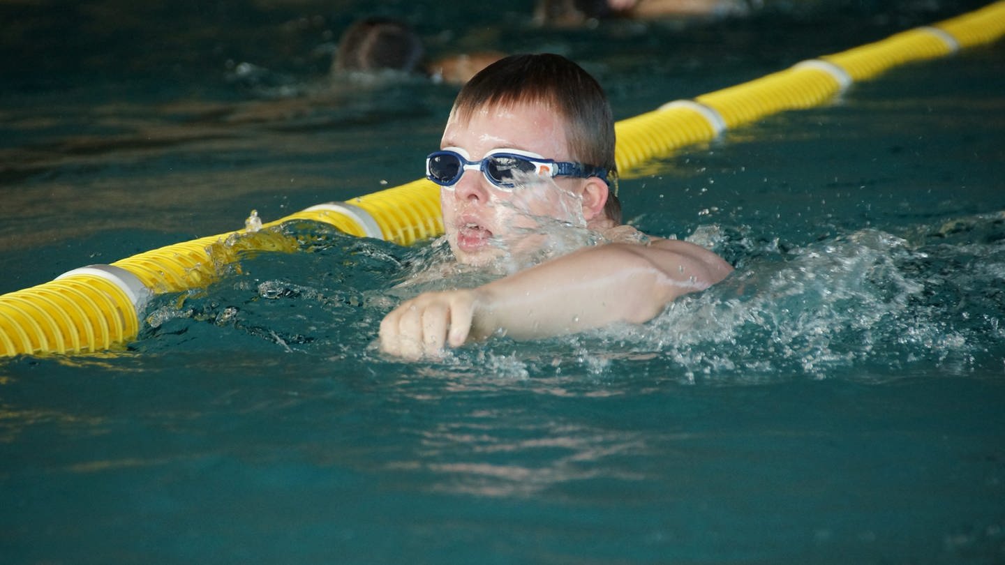 Ein Schwimmer im Becken bei den Special Olympics