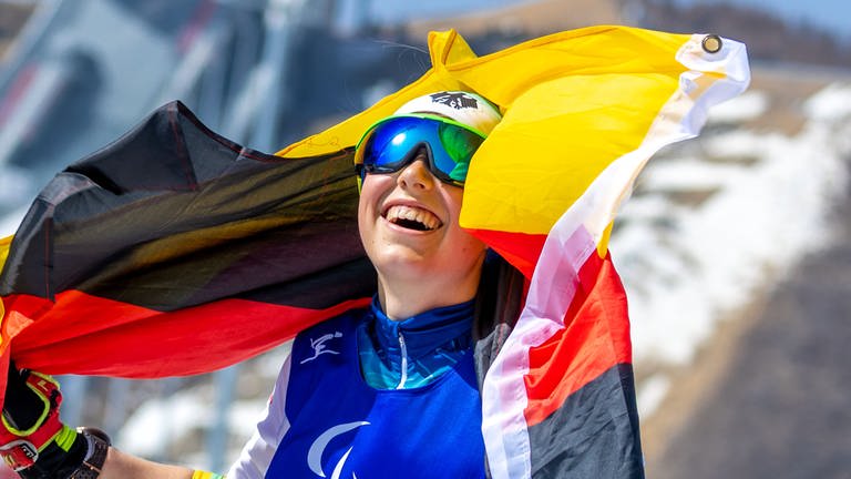 Linn Kazmaier jubelt nach ihrer Goldmedaille über 10 Kilometer bei den Paralympics 2022 (Foto: picture-alliance / Reportdienste, Picture Alliance)