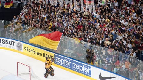 Goalie Dennis Endras jubelt mit Fahne vor dem deutschen Fanblock bei der Eishockey-Weltmeisterschaft nach dem Viertelfinale am 20.05.2010 in Mannheim. (Foto: IMAGO, IMAGO / Sven Simon)