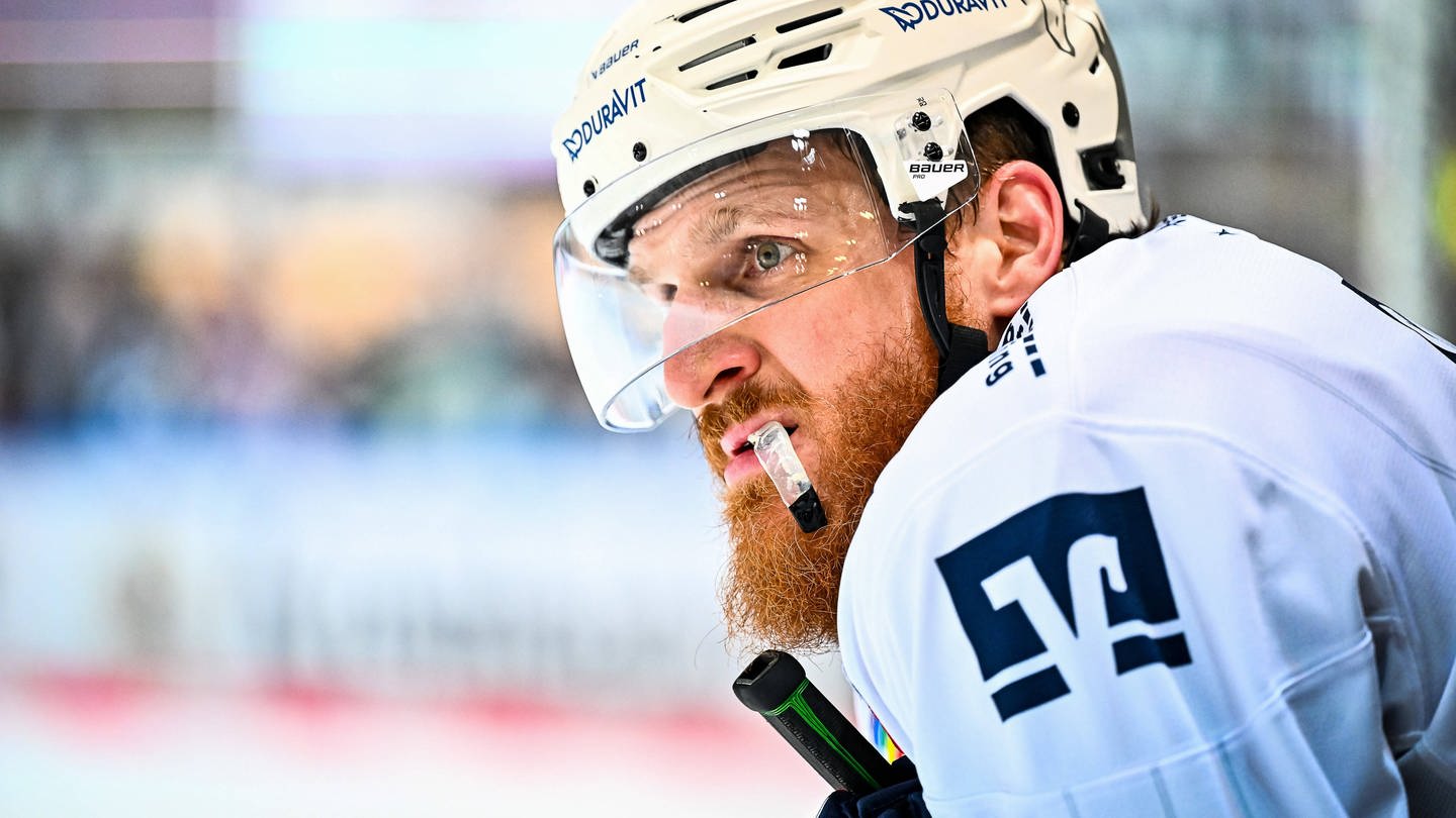 Der Umbruch bei den Adlern Mannheim geht weiter. Nach drei Jahren wird NHL-Veteran Korbinian Holzer die Kurpfälzer verlassen. (Foto: IMAGO, IMAGO / Eibner)