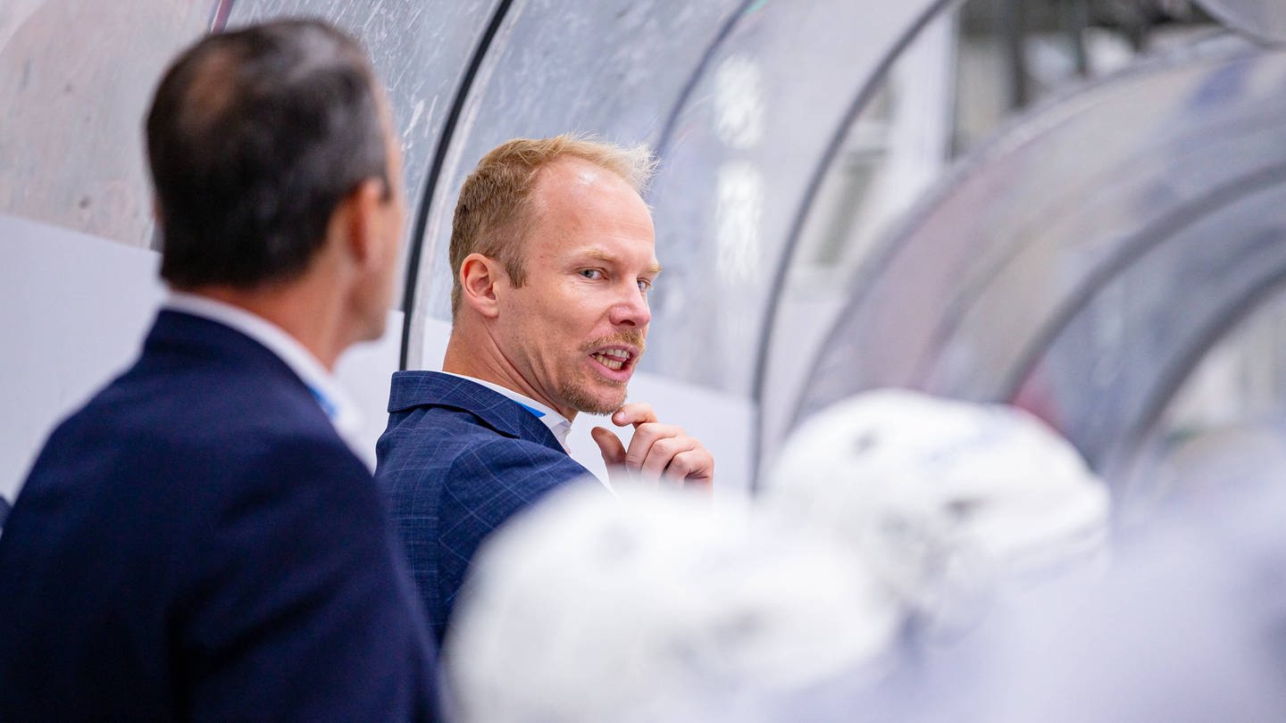 Adler-Mannheim-Trainer Johan Lundskog gilt als großer Kommunikator. (Foto: IMAGO, IMAGO/GEPA pictures)