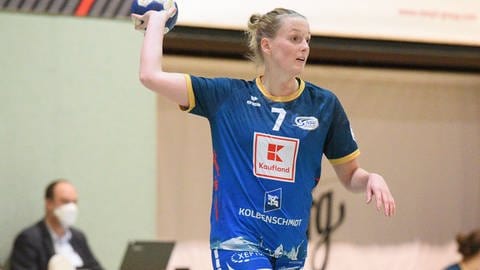 Lynn Knippenborg steht im Trikot der Neckarsulmer Sport-Union auf dem Feld - das NSU-Logo auf der Brust. (Foto: IMAGO, Eibner)