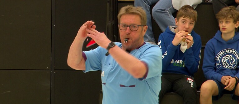 Klaus Hinderer aus dem Rems-Murr-Kreis ist seit 54 Jahren Handball-Schiedsrichter.  (Foto: SWR)