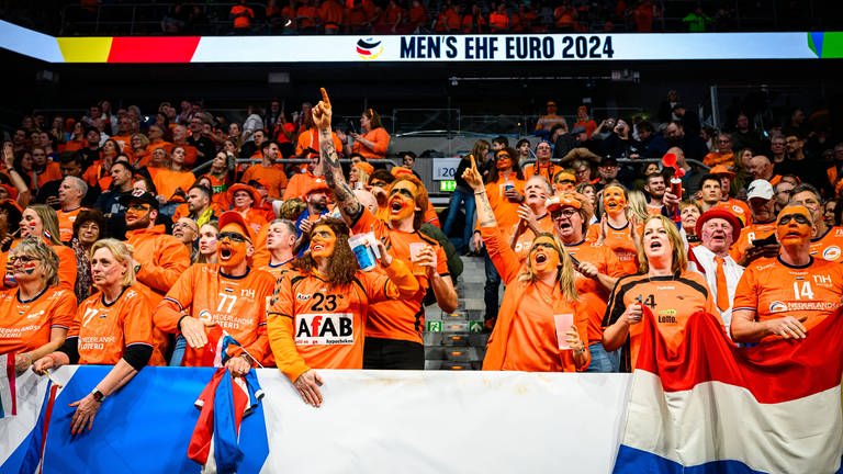 Die niederländischen Fans feierten ihr Team bei der Handball-EM in Mannheim. (Foto: IMAGO, wolf-sportfoto)