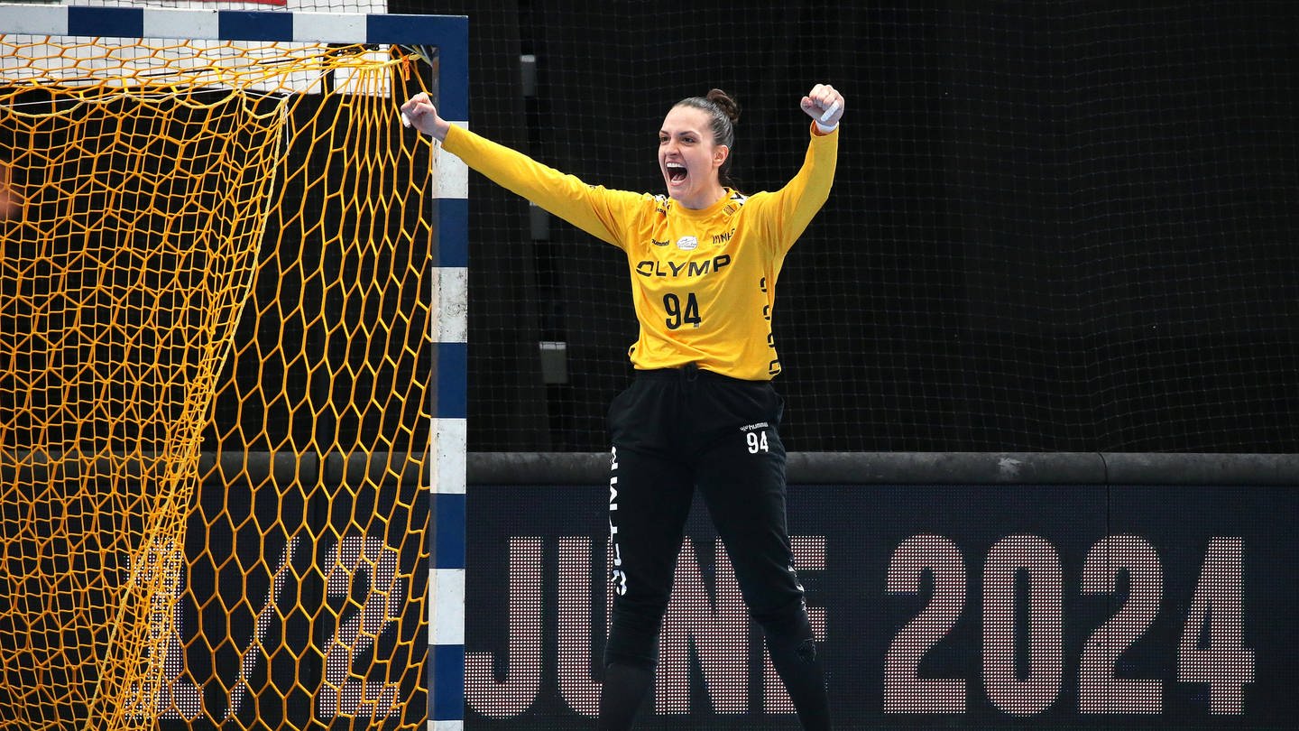 Die Handballerinnen freuen sich über den 29:27-Erfolg gegen Ikast. (Foto: IMAGO, IMAGO / Pressefoto Baumann)
