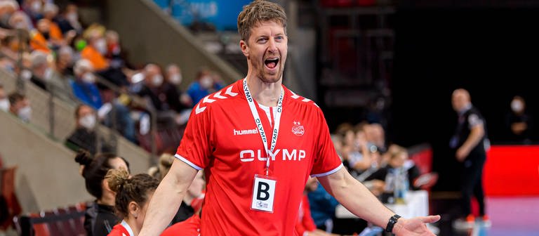 Markus Gaugisch (Trainer SG BBM Bietigheim) gibt Anweisungen an der Seitenlinie beim Handball (Foto: IMAGO, IMAGO / wolf-sportfoto)