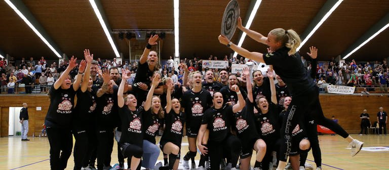 Die Handballerinnen der SG BBM Bietigheim feiern den dritten Meistertitel der Vereinsgeschichte.  (Foto: imago images, IMAGO/Pressefoto Baumann)
