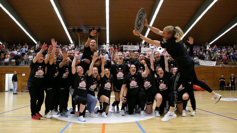Die Handballerinnen der SG BBM Bietigheim feiern den dritten Meistertitel der Vereinsgeschichte.  (Foto: imago images, IMAGO/Pressefoto Baumann)