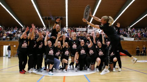 Die Handballerinnen der SG BBM Bietigheim feiern den dritten Meistertitel der Vereinsgeschichte.  (Foto: IMAGO, IMAGO/Pressefoto Baumann)