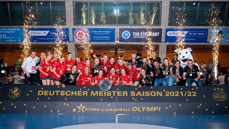 Die Bietigheimer Handballerinnen bejubeln ihre Meisterschaft. (Foto: IMAGO, IMAGO/wolf-sportfoto)