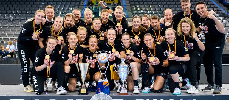 Die Handballerinnen der SG BBM Bietigheim mit den vier Titeln, die sie in der vergangenen Saison gewonnen haben.  (Foto: picture-alliance / Reportdienste, Picture Alliance)