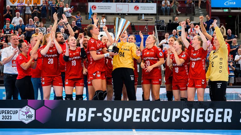 Jubel der Mannschaft der SG BBM Bietigheim nach Gewinn des Supercup 2023 (Foto: IMAGO, IMAGO / wolf-sportfoto)
