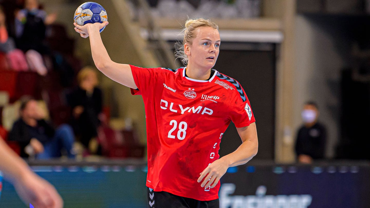 Handballerin Stine Jörgensen (SG BBM Bietigheim) im Wurf (Foto: IMAGO, IMAGO / wolf-sportfoto)