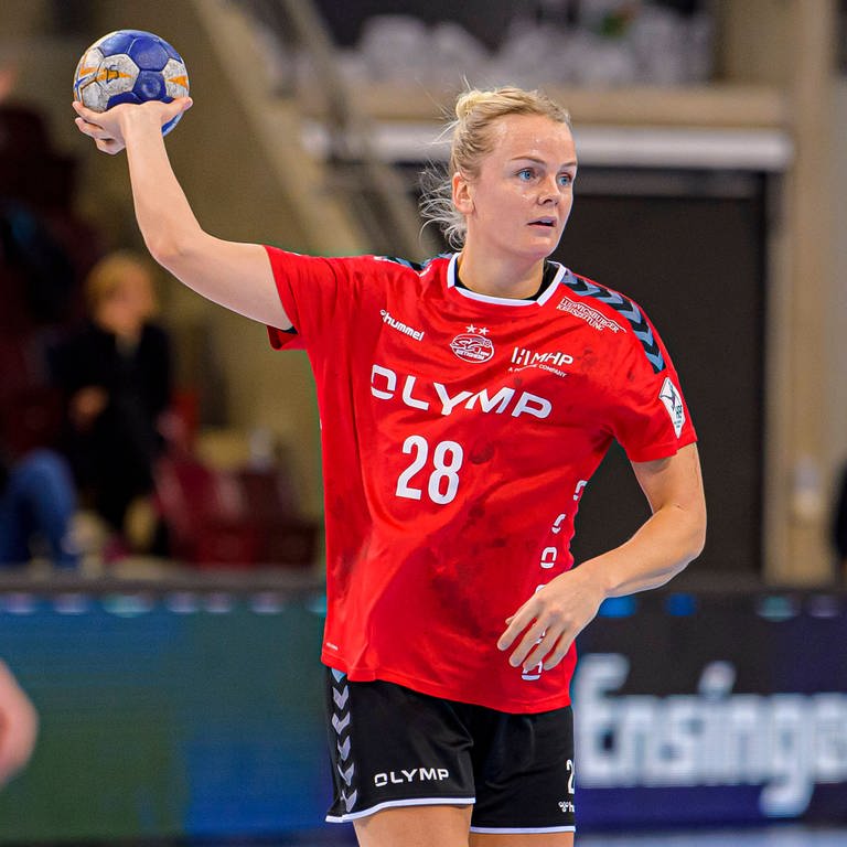 Handballerin Stine Jörgensen (SG BBM Bietigheim) im Wurf