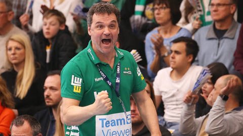 Handball-Trainer Markus Baur (Göppingen) jubelt (Foto: IMAGO, IMAGO / Pressefoto Baumann)