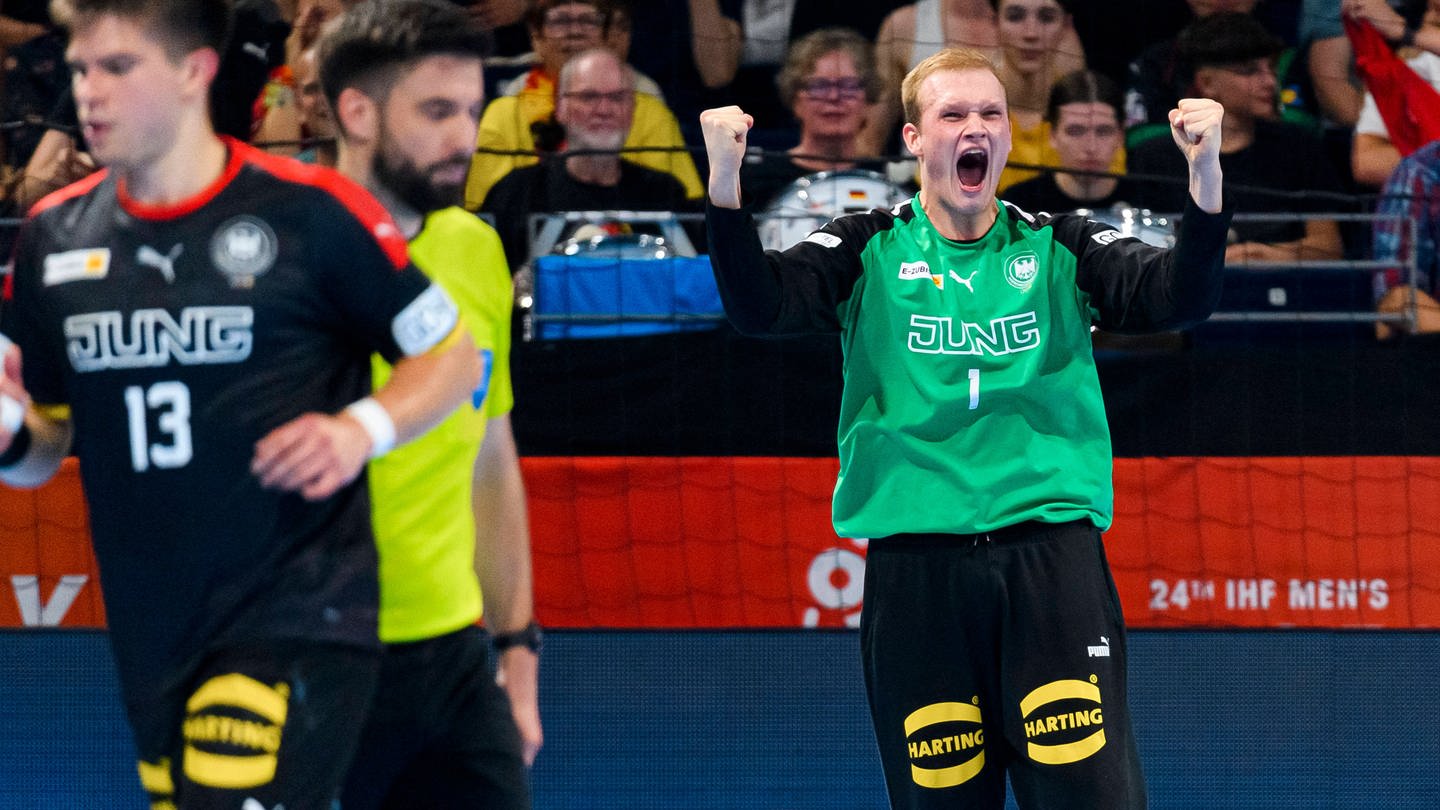 David Späth bejubelt den Halbfinal-Einzug der deutschen U21 Handballer bei der WM. (Foto: IMAGO, IMAGO / wolf-sportfoto)