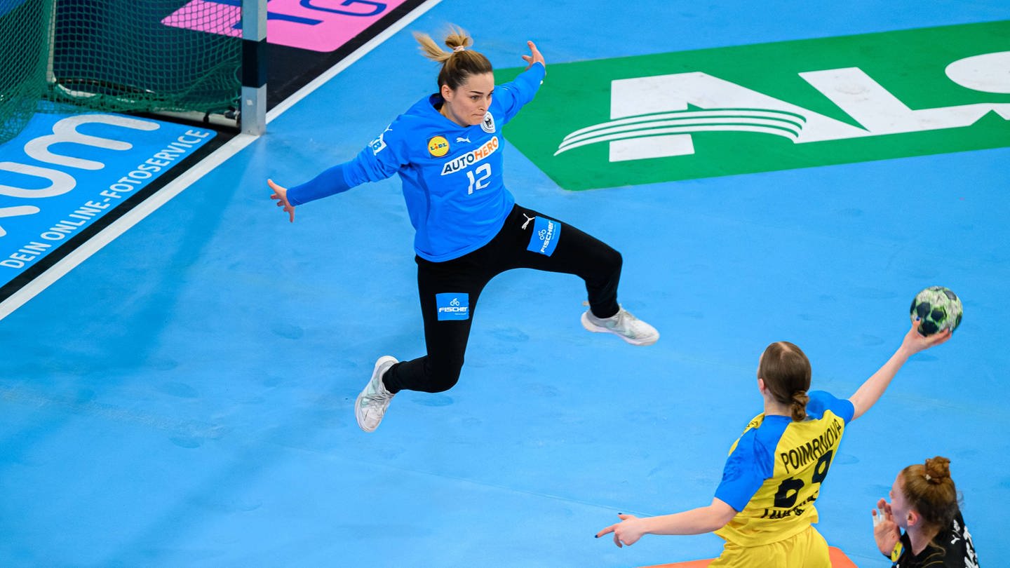 Torhüterin Dinah Eckerle springt ihrer Gegenspielerin entgegen (Foto: IMAGO, IMAGO / wolf-sportfoto)