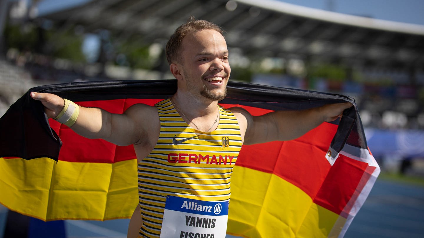 Yannis Fischer mit Deutschlandflagge in der Hand (Foto: IMAGO, IMAGO / Beautiful Sports)