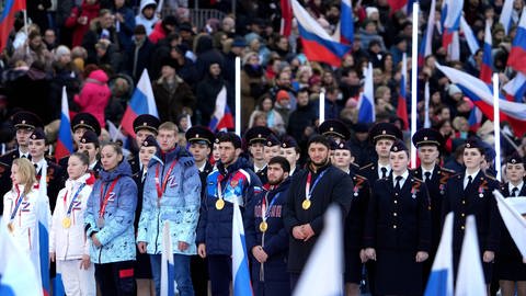 Russische Athleten mit Z auf der Brust beim Propaganda-Spektakel im Luschniki-Stadion (Foto: IMAGO, IMAGO / SNA)