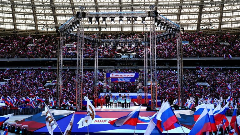 Russische Sportler bei Putins Propaganda-Veranstaltung zum Krieg gegen die Ukraine im Moskauer Luschniki-Stadion (Foto: IMAGO, IMAGO / SNA)