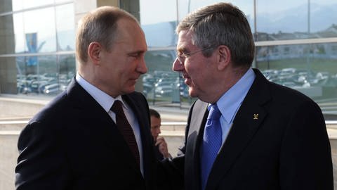 Russlands Präsident Präsident Vladimir Putin (links) und IOC-Präsident Thomas Bach (rechts) stehen nah beieinander und schauen sich tief in die Augen. (Foto: IMAGO, imago/ITAR-TASS)