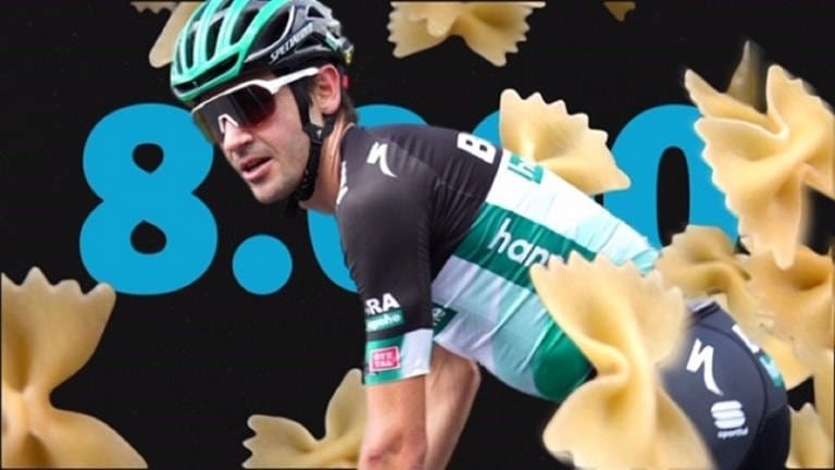 Emanuel Buchmann (Radsportler) auf dem Rad, im Hintergrund die Zahl 8.000 Kalorien