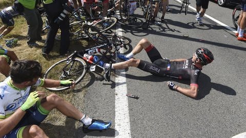Radprofi Dominik Nerz liegt nach einem Sturz bei der Tour de France 2015 am Boden. (Foto: IMAGO, Panoramic International)
