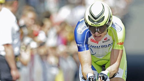 Dominik Nerz im grün-blauen Rennanzug bei der Tour de France 2012 (Foto: IMAGO, Mario Stiehl)
