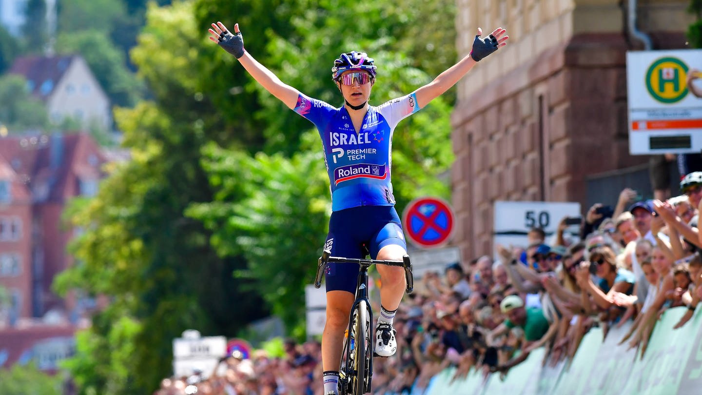Elena Pirrone, Gewinnerin des Women's Cycling Grand Prix 2023, jubelt auf der Ziellinie. (Foto: IMAGO, IMAGO / frontalvision.com)