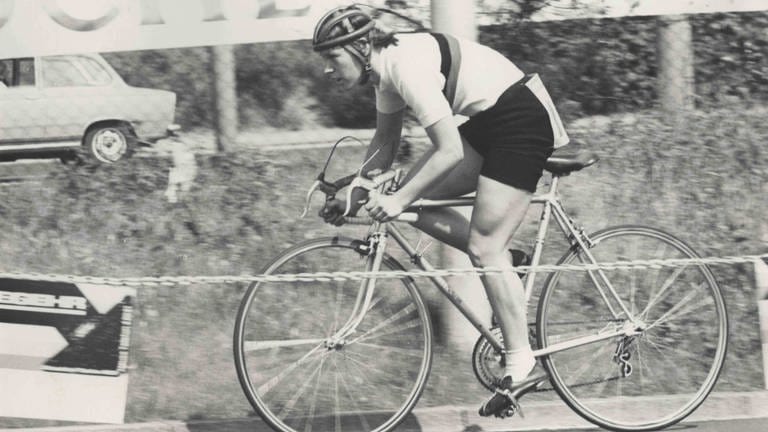 Radrennfahrerin Ingrid Persohn auf dem Rennrad beim Rennen "Rund um die Philippshalle" 1971 in Düsseldorf. (Foto: SWR, SWR)