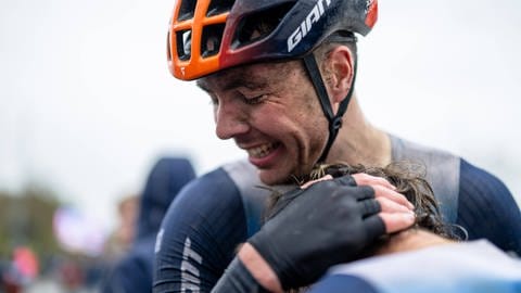 Max Walscheid (GER, Team Jayco AlUla) gratuliert Teamkollege Michael Matthews (AUS, Team Jayco AlUla), Ronde van Vlaanderen 2024, Oudenaarde (BEL), 31.03.2024 