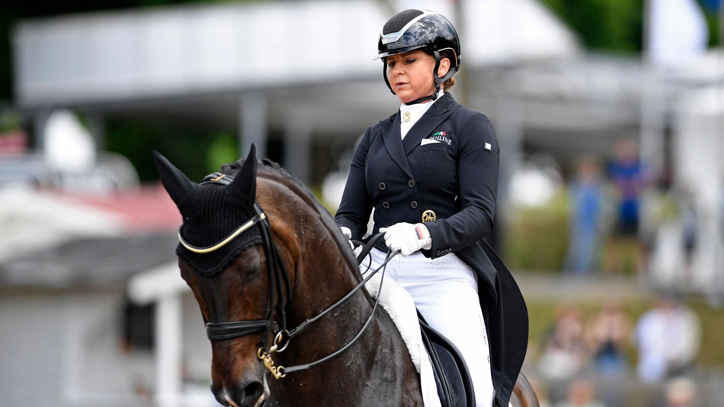 Dorothee Schneider hat ihr Pferd Showtime vom Start beim CHIO in Aachen zurückgenommen. Damit ist das Paar auch nicht bei den Weltmeisterschaften am Start.