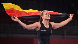 Aline Rotter-Focken mit Deutschland-Fahne nach ihrem Olympiasieg in Tokio (Foto: imago images, IMAGO / Sven Simon)