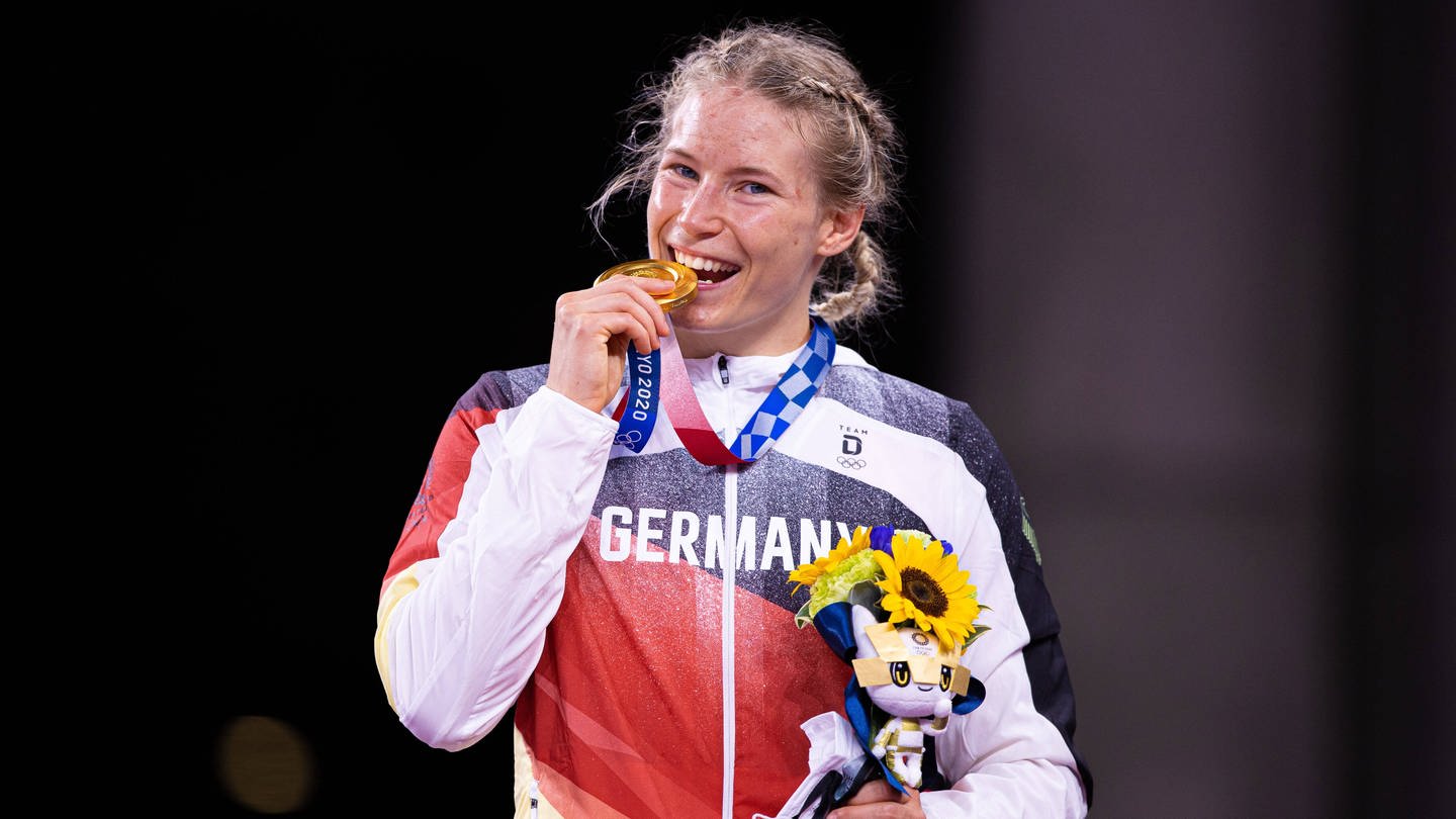 Aline Rotter-Focken mit ihrer Goldmedaille bei den Olympischen Spielen in Tokio (Foto: IMAGO, IMAGO / United World Wrestling)
