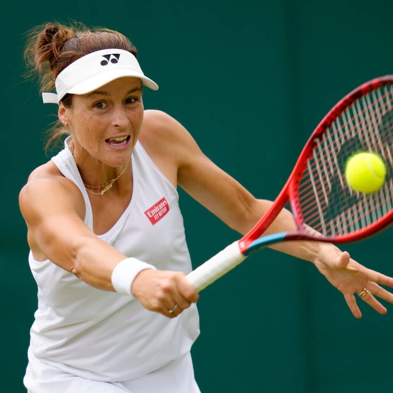 Tennisspielerin Tatjana Maria in Aktion gegen die Griechin Sakkari. (Foto: dpa Bildfunk, Picture Alliance)