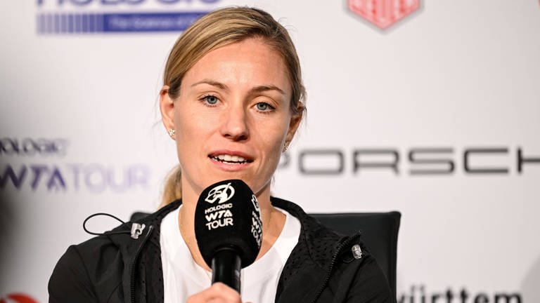 Angelique Kerber auf der Pressekonferenz des Porsche Tennis Grand Prix