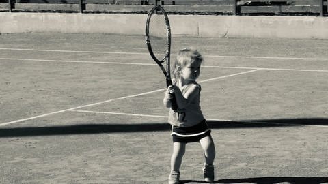 Lilly Greinert im Alter von zwei Jahren, als sie im Italien-Urlaub das erste Mal einen Tennis-Schläger in der Hand hielt.