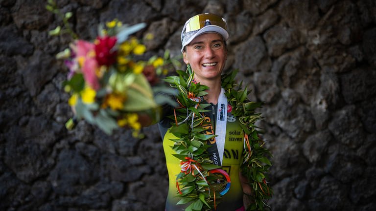 Laura Philipp mit Blumenstrauß nach dem Ironman Hawaii 2023