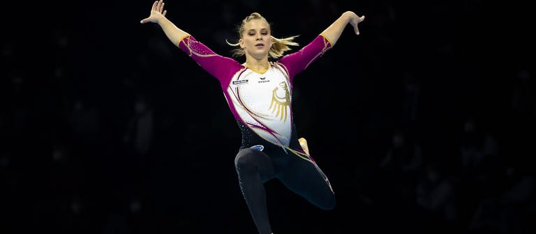 Elisabeth Seitz turnt am Boden bei der Europameisterschaft 2021. (Foto: dpa Bildfunk, picture alliance/dpa/KEYSTONE | Alexandra Wey)