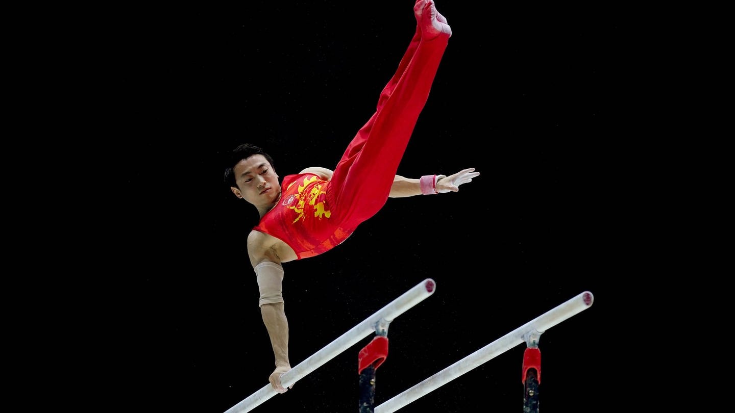 Jingyuan Zou (China) bei WM-Finale Team Männer am Barren (Foto: picture-alliance / Reportdienste, picture alliance / empics | Peter Byrne)